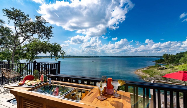 Luxury Getaway - Waterfront, 4 BD, hot tub, stargazing.