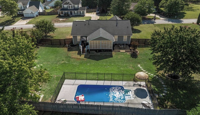 Luxury Getaway with huge, fully fenced yard, Pool & Porch in Greer SC
