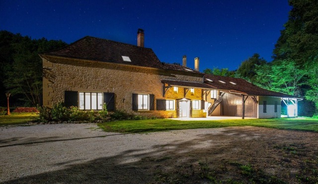 Luxury Gite for up to 12 guests with a private heated swimming pool