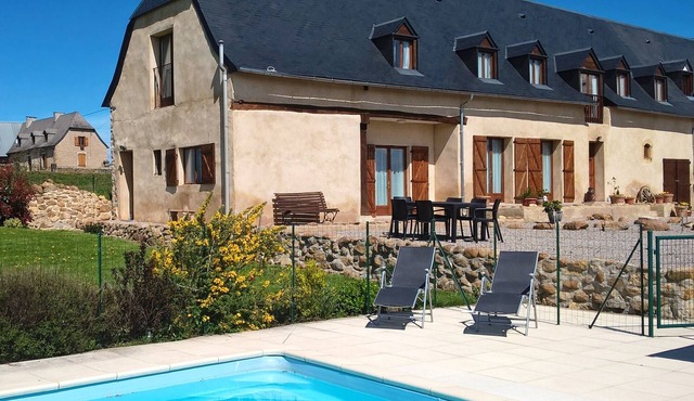 Luxury gite with large pool and stunning mountain views. Sleeps up to 5