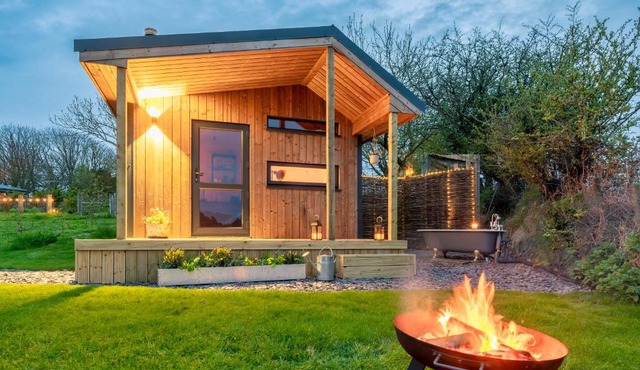 Luxury Glamping Cabin with Outdoor Bath on Cornish Meadow