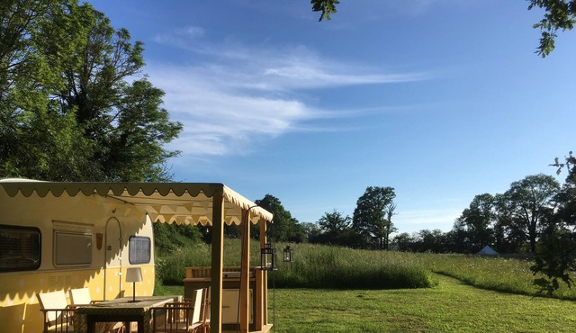 Luxury Glamping (Vintage caravan and Bell Tents) in the heart of rural France