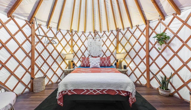 Luxury Glamping Yurt on 1 acre!