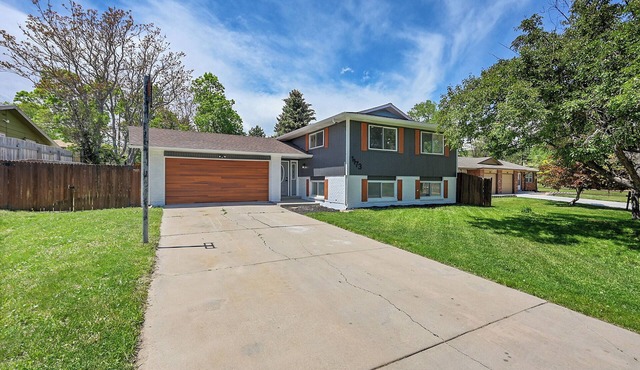 Luxury Golden Retreat w Spa + Game Room w video games and pool table, Sleeps 15