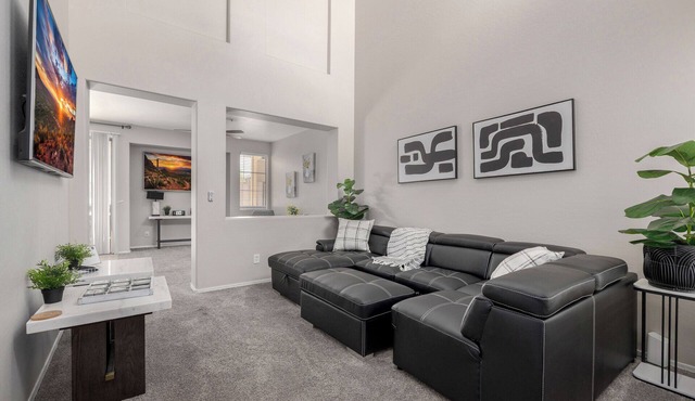 Luxury Golf Community Retreat ~ Putting Green, EV Charger, Pool & Hot Tub