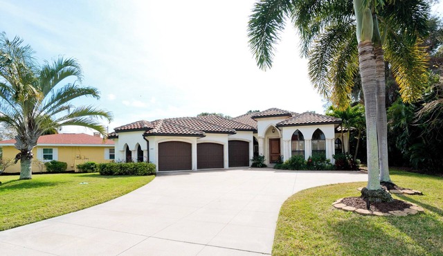 Luxury Golf Course Home - Pool + Spa - 3 En Suites - 4 Bed/4 Bath - Close to SRQ