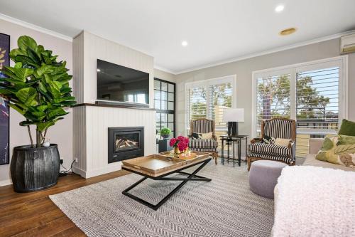 Luxury Golf Course Retreat with Scenic Views