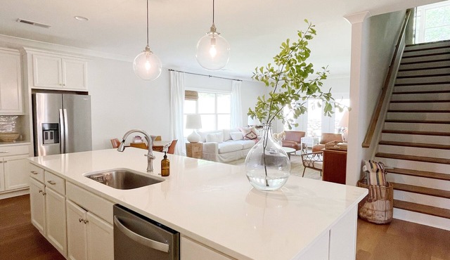 Luxury Golf Home - Minutes to Campus & RTJ - Sleeps 10