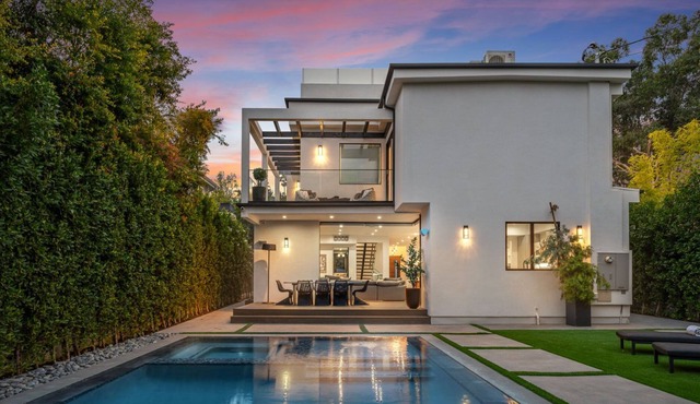 Luxury Green villa! 6bdr w pool and theatre!