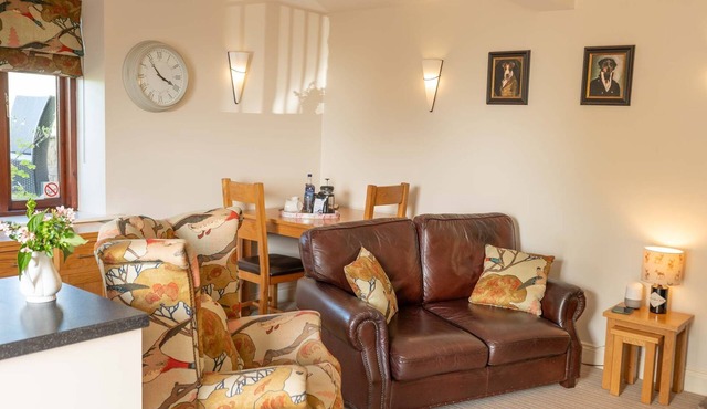 Luxury ground floor cottage with M2 disabled access and 2 dogs welcome