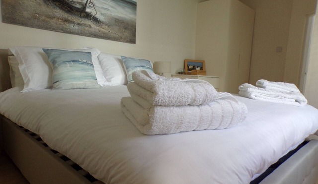 Luxury Ground Floor Apartment opposite the Beach