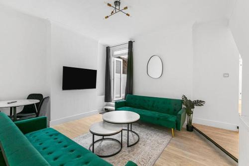 Luxury Ground Floor Flat FREE Parking With Private Garden by E&L Homes