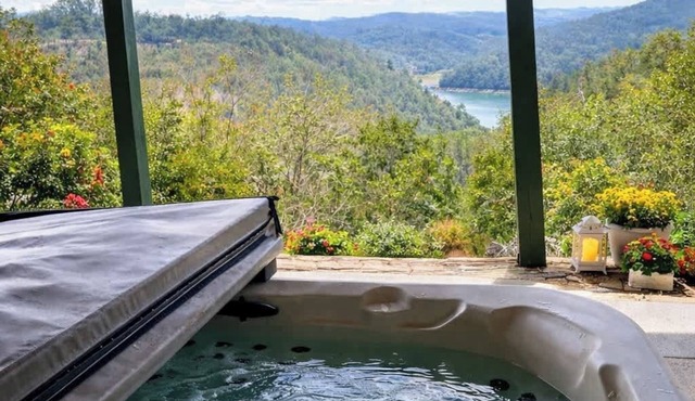 Luxury Group and Family Cabin w/Lake Views