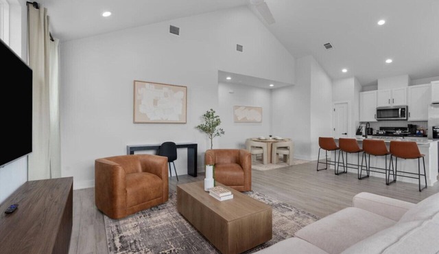 Luxury Group Retreat w/2 Kitchens, Backyard, Balcony + 5-Car Parking