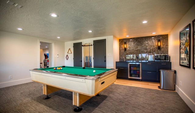 Luxury Group Retreat with Entertainment Amenities