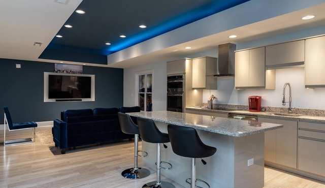 Luxury Guest Apt next to Uptown, Fine Dining, Greenway and Parks