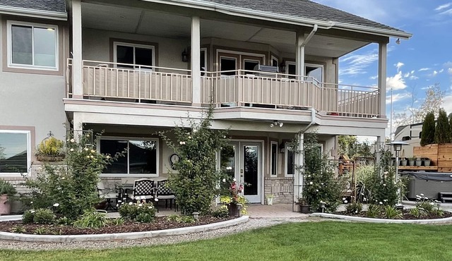 Luxury Guest Duplex - 3 Minutes from Freeway and Close to Everything Else!