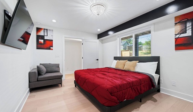 Luxury Guest Suite near Downtown - No CLEANING FEES