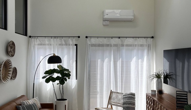 Luxury Guesthouse in Quiet Neighborhood 5 min from the Beach!