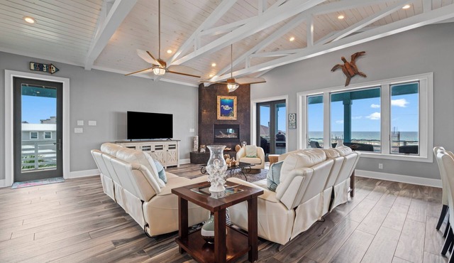 Luxury Gulf-Facing Estate, Pool, Spa, Rooftop Deck, Game Room sleeps 21