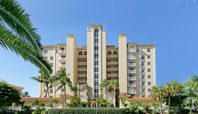 Luxury Gulf-Front Condo on Vanderbilt Beach-Stunning Sunsets