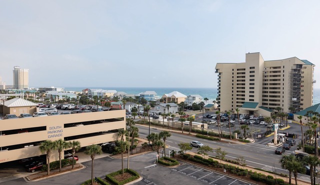 Luxury Gulfview Condo, Sleeps 6, Laketown Wharf, Short Walk to Beach!
