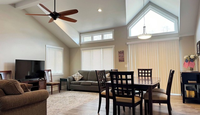 Luxury Gun Lake 4 Bed 2 Bath Home W/paddleboards/kayaks, Free Wi-fi