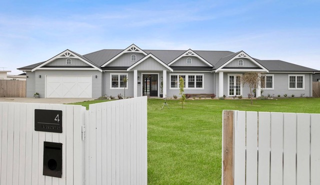 Luxury Hampton’s Estate with Swimming Pool