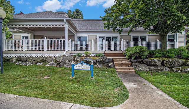 Luxury Harbor House- Pet-Friendly, Hot Tub!