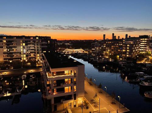 Luxury Harbour View Apartment with direct elevator acces to secured underground parking, free for 28 nights or more