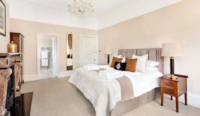 Luxury Harrogate townhouse apartment with parking