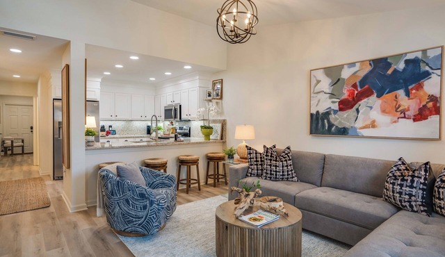 Luxury Haven - Renovated w/Abundant Amenities