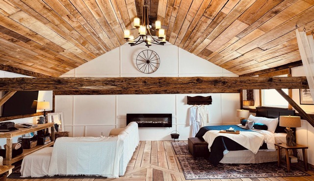 Luxury Hayloft retreat close to Turkey Point and Port Dover