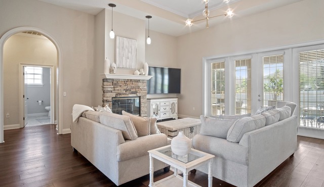 Luxury Heated Pool Home, 85 inch TV, King bed