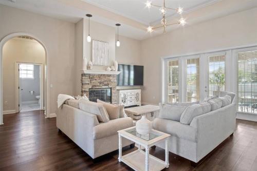 Luxury Heated Pool Home, Hot tub, King bed suite