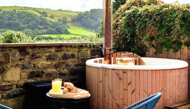 Luxury heated Yurt with Hot tub - 5 mins from beach