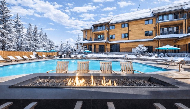 Luxury Heavenly Gondola Condo, Games, Pool and Hot Tub, Beach Access
