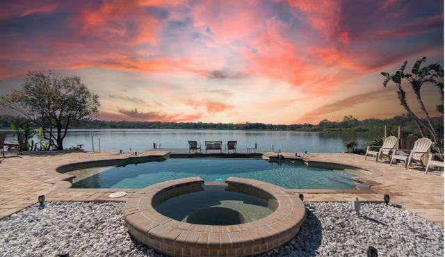 Luxury Hideaway - Lakefront - Mini Golf, Pool + More!