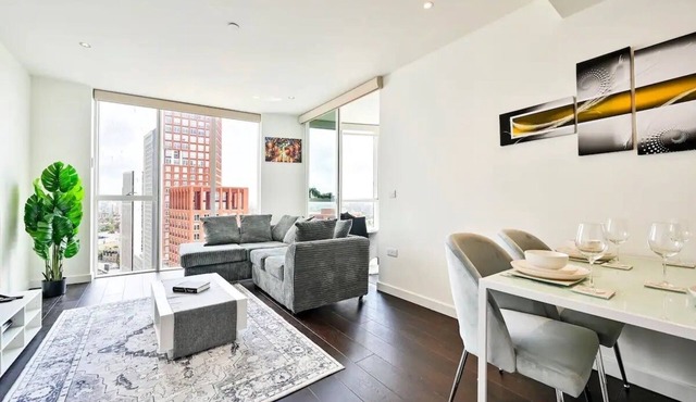 Luxury High-Rise 21st Floor 2 Bedroom 2 Bath Flat