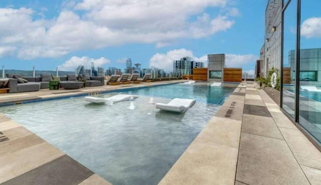 Luxury High-Rise 2BR on the 21st Floor | Rainey St
