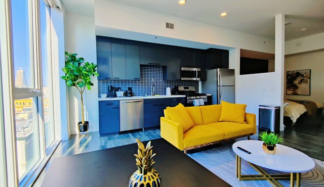Luxury High-Rise in DTLA w/Fast Wi-Fi, Pool, Gym