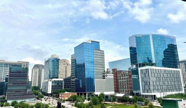 Luxury high-rise living in our 2BR/2.5BA Uptown Dallas Apt WALK to Arena!