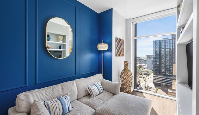 Luxury High-Rise Studio in The Gulch. Fast WiFi. Free Parking!