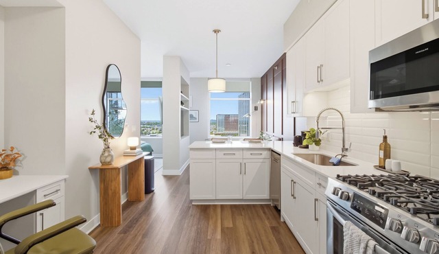 Luxury High-Rise Studio On Broadway. Free Parking!