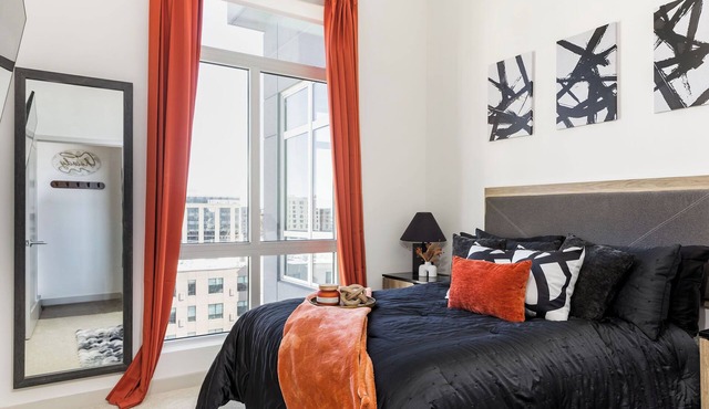 Luxury High-Rise, Walk to Broadway, Pool + Sky Lounge, coffee essentials