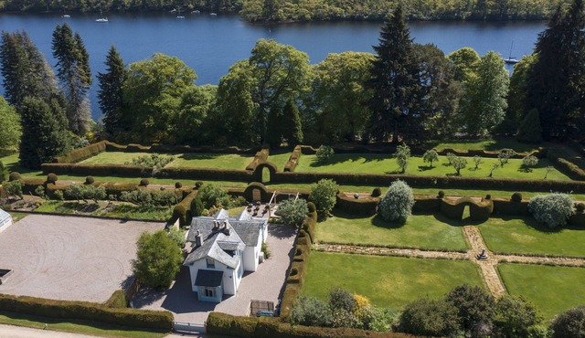 Luxury Highland Garden Gem with Hot tub by Loch Ness