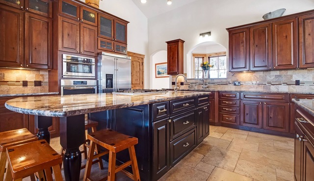 LUXURY HIGHLANDS HOME! Ten Mile Views, Lake View, Hot tub, Pool table, Foosball