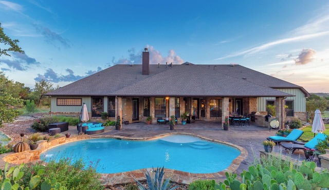 Luxury Hill Country Retreat| 16 acres| Private POOL| Fire Pit| 360 Views| Pet Friendly| Sleeps 16