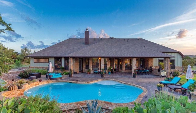 Luxury Hill Country Retreat| 16 acres| Private POOL| Fire Pit| 360 Views| Pet Friendly| Sleeps 16