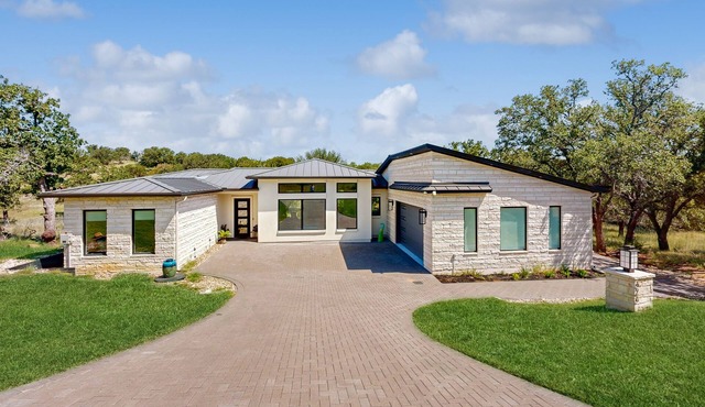 Luxury hill country home in Horseshoe Bay near Lake LBJ & golfing with gameroom